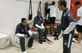 INTERNACIONAL/RS X CORINTHIANS/SP - Jorge Henrique e Elias conversam com Morais nos vestirios antes da partida realizada esta noite no estdio Beira Rio, em Porto Alegre, vlida pelo returno do Campeonato Brasileiro de 2009