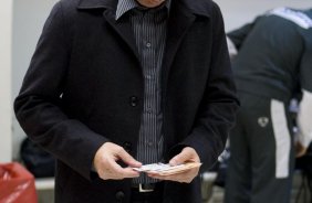 INTERNACIONAL/RS X CORINTHIANS/SP - Mano Menezes nos vestiários antes da partida realizada esta noite no estádio Beira Rio, em Porto Alegre, válida pelo returno do Campeonato Brasileiro de 2009