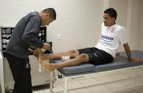 INTERNACIONAL/RS X CORINTHIANS/SP - O enfermeiro Cleber Costa e Dentinho nos vestiários antes da partida realizada esta noite no estádio Beira Rio, em Porto Alegre, válida pelo returno do Campeonato Brasileiro de 2009