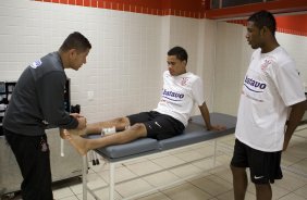 INTERNACIONAL/RS X CORINTHIANS/SP - O enfermeiro Cleber Costa; Dentinho e Jucilei nos vestirios antes da partida realizada esta noite no estdio Beira Rio, em Porto Alegre, vlida pelo returno do Campeonato Brasileiro de 2009