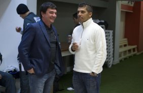 INTERNACIONAL/RS X CORINTHIANS/SP - O presidente do Corinthians Andres Sanchez e o auxiliar de Mano Menezes, Sidnei Lobo nos vestiários antes da partida realizada esta noite no estádio Beira Rio, em Porto Alegre, válida pelo returno do Campeonato Brasileiro de 2009