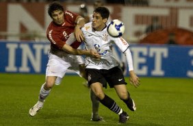 INTERNACIONAL/RS X CORINTHIANS/SP -  Bolivar e Henrique em um lance da partida realizada esta noite no estdio Beira Rio, em Porto Alegre, vlida pelo returno do Campeonato Brasileiro de 2009