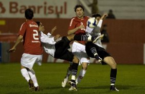 INTERNACIONAL/RS X CORINTHIANS/SP - Danilo(2); Dentinho; Henrique e Bolivar  em um lance da partida realizada esta noite no estdio Beira Rio, em Porto Alegre, vlida pelo returno do Campeonato Brasileiro de 2009