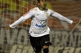 INTERNACIONAL/RS X CORINTHIANS/SP - Jorge Henrique comemora seu gol o segun do do Corinthians em um lance da partida realizada esta noite no estdio Beira Rio, em Porto Alegre, vlida pelo returno do Campeonato Brasileiro de 2009