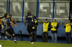 BARUERI/SP X CORINTHIANS/SP - Elias comemora seu gol em um lance da partida realizada esta noite na Arena Barueri, na grande So Paulo, vlida pelo returno do Campeonato Brasileiro de 2009