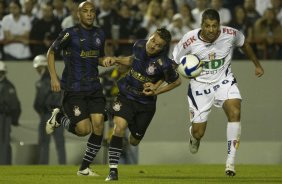 BARUERI/SP X CORINTHIANS/SP - Souza; Morais e Daniel Marques em um lance da partida realizada esta noite na Arena Barueri, na grande So Paulo, vlida pelo returno do Campeonato Brasileiro de 2009