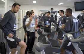 Edu; o preparador fsico Marcos Lima;Dentinho; Chico e Jucilei durante o treino do Corinthians realizado esta manh no Parque So Jorge, zona leste da cidade; o prximo jogo do time ser quarta-feira, 02/09, contra o Santos, no Pacaembu, pelo returno do Campeonato Brasileiro 2009