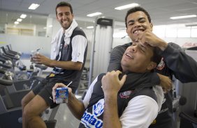 Edu observa Dentinho brincando com Ronaldo durante o treino do Corinthians realizado esta manh no Parque So Jorge, zona leste da cidade; o prximo jogo do time ser quarta-feira, 02/09, contra o Santos, no Pacaembu, pelo returno do Campeonato Brasileiro 2009