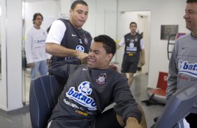 Ronaldo brinca com Dentinho durante o treino do Corinthians realizado esta manh no Parque So Jorge, zona leste da cidade; o prximo jogo do time ser quarta-feira, 02/09, contra o Santos, no Pacaembu, pelo returno do Campeonato Brasileiro 2009