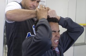 Ronaldo brinca com Dentinho durante o treino do Corinthians realizado esta manh no Parque So Jorge, zona leste da cidade; o prximo jogo do time ser quarta-feira, 02/09, contra o Santos, no Pacaembu, pelo returno do Campeonato Brasileiro 2009