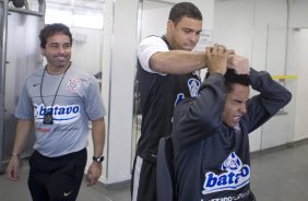 Ronaldo brinca com Dentinho e o preparador fsico Marcos Lima observa durante o treino do Corinthians realizado esta manh no Parque So Jorge, zona leste da cidade; o prximo jogo do time ser quarta-feira, 02/09, contra o Santos, no Pacaembu, pelo returno do Campeonato Brasileiro 2009