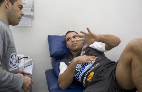 Ronaldo conversa com o fisioterapeuta Jos Alberto Fregnani, o Betinho, durante o treino do Corinthians realizado esta manh no Parque So Jorge, zona leste da cidade; o prximo jogo do time ser quarta-feira, 02/09, contra o Santos, no Pacaembu, pelo returno do Campeonato Brasileiro 2009