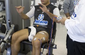 Ronaldo e o fisioterapeuta Julio Suman durante o treino do Corinthians realizado esta manh no Parque So Jorge, zona leste da cidade; o prximo jogo do time ser quarta-feira, 02/09, contra o Santos, no Pacaembu, pelo returno do Campeonato Brasileiro 2009