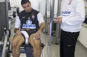 Ronaldo e o fisioterapeuta Julio Suman durante o treino do Corinthians realizado esta manh no Parque So Jorge, zona leste da cidade; o prximo jogo do time ser quarta-feira, 02/09, contra o Santos, no Pacaembu, pelo returno do Campeonato Brasileiro 2009