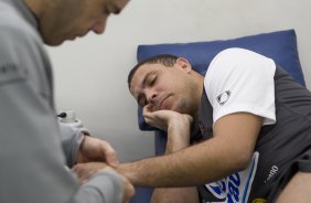 Ronaldo e tratado pelo fisioterapeuta Jos Alberto Fregnani, o Betinho, durante o treino do Corinthians realizado esta manh no Parque So Jorge, zona leste da cidade; o prximo jogo do time ser quarta-feira, 02/09, contra o Santos, no Pacaembu, pelo returno do Campeonato Brasileiro 2009