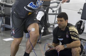 Ronaldo faz tratamento com o fisioterapeuta Bruno Mazziotti durante o treino do Corinthians realizado esta manh no Parque So Jorge, zona leste da cidade; o prximo jogo do time ser quarta-feira, 02/09, contra o Santos, no Pacaembu, pelo returno do Campeonato Brasileiro 2009