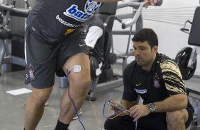 Ronaldo faz tratamento com o fisioterapeuta Bruno Mazziotti durante o treino do Corinthians realizado esta manh no Parque So Jorge, zona leste da cidade; o prximo jogo do time ser quarta-feira, 02/09, contra o Santos, no Pacaembu, pelo returno do Campeonato Brasileiro 2009