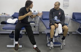 O fisiologista Daniel Portella conversa com Alesssandro que se recupera de contusao, esta manhã no Parque São Jorge, zona leste da cidade; o próximo jogo do time será quarta-feira, 02/09, contra o Santos, no Pacaembu, pelo returno do Campeonato Brasileiro 2009