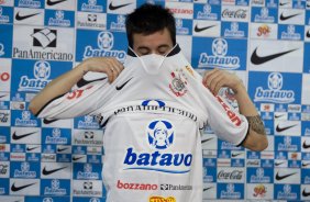 O meia argentinho Matias Defederico foi apresentado esta manhã no Parque São Jorge, zona leste da cidade; o próximo jogo do time será quarta-feira, 02/09, contra o Santos, no Pacaembu, pelo returno do Campeonato Brasileiro 2009