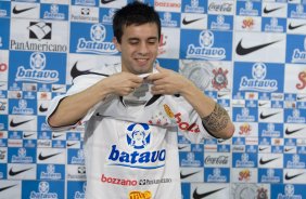O meia argentinho Matias Defederico foi apresentado esta manhã no Parque São Jorge, zona leste da cidade; o próximo jogo do time será quarta-feira, 02/09, contra o Santos, no Pacaembu, pelo returno do Campeonato Brasileiro 2009