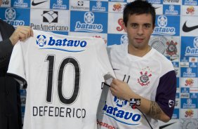 O meia argentinho Matias Defederico foi apresentado esta manhã no Parque São Jorge, zona leste da cidade; o próximo jogo do time será quarta-feira, 02/09, contra o Santos, no Pacaembu, pelo returno do Campeonato Brasileiro 2009