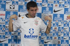 O meia argentinho Matias Defederico foi apresentado esta manhã no Parque São Jorge, zona leste da cidade; o próximo jogo do time será quarta-feira, 02/09, contra o Santos, no Pacaembu, pelo returno do Campeonato Brasileiro 2009
