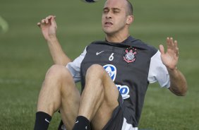 Alessandro que esta voltando de contusao durante o treino desta tarde do Corinthians, realizado no CT do Parque Ecolgico do Tiete, zona leste da cidade. ; o prximo jogo do time ser amanh, quarta-feira, 02/09, contra o Santos, no Pacaembu, pelo returno do Campeonato Brasileiro 2009