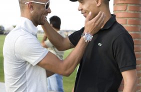 Cristia e Jean, ex-jogadores visitaram os companheiros durante o treino desta tarde do Corinthians, realizado no CT do Parque Ecolgico do Tiete, zona leste da cidade. ; o prximo jogo do time ser amanh, quarta-feira, 02/09, contra o Santos, no Pacaembu, pelo returno do Campeonato Brasileiro 2009