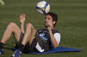 Denis voltando de contusao durante o treino desta tarde do Corinthians, realizado no CT do Parque Ecolgico do Tiete, zona leste da cidade. ; o prximo jogo do time ser amanh, quarta-feira, 02/09, contra o Santos, no Pacaembu, pelo returno do Campeonato Brasileiro 2009