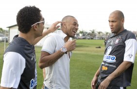 Dentinho e Souza(d) brincam com Cristian que visitou seus ex-companheiros durante o treino desta tarde do Corinthians, realizado no CT do Parque Ecolgico do Tiete, zona leste da cidade. ; o prximo jogo do time ser amanh, quarta-feira, 02/09, contra o Santos, no Pacaembu, pelo returno do Campeonato Brasileiro 2009