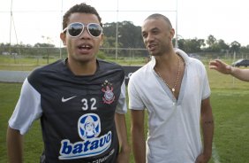 Dentinho usando o oculos de Cristian, ex-jogador que visitou seus companheiros durante o treino desta tarde do Corinthians, realizado no CT do Parque Ecolgico do Tiete, zona leste da cidade. ; o prximo jogo do time ser amanh, quarta-feira, 02/09, contra o Santos, no Pacaembu, pelo returno do Campeonato Brasileiro 2009