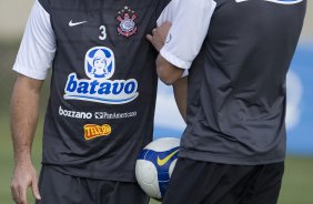 Escudero da petelecos em Ronaldo durante o treino desta tarde do Corinthians, realizado no CT do Parque Ecolgico do Tiete, zona leste da cidade. ; o prximo jogo do time ser amanh, quarta-feira, 02/09, contra o Santos, no Pacaembu, pelo returno do Campeonato Brasileiro 2009