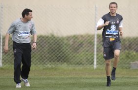 Marcelo Mattos e o preparador fsico Antnio Carlos Bona(e) durante o treino desta tarde do Corinthians, realizado no CT do Parque Ecolgico do Tiete, zona leste da cidade. ; o prximo jogo do time ser amanh, quarta-feira, 02/09, contra o Santos, no Pacaembu, pelo returno do Campeonato Brasileiro 2009