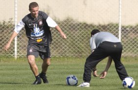 Marcelo Mattos e o preparador fsico Antnio Carlos Bona durante o treino desta tarde do Corinthians, realizado no CT do Parque Ecolgico do Tiete, zona leste da cidade. ; o prximo jogo do time ser amanh, quarta-feira, 02/09, contra o Santos, no Pacaembu, pelo returno do Campeonato Brasileiro 2009