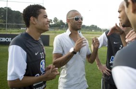 O volante Cristian fez uma visita aos ex-companheiros durante o treino desta tarde do Corinthians, realizado no CT do Parque Ecolgico do Tiete, zona leste da cidade. ; o prximo jogo do time ser amanh, quarta-feira, 02/09, contra o Santos, no Pacaembu, pelo returno do Campeonato Brasileiro 2009