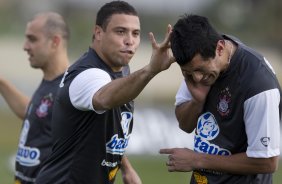 Ronaldo da petelecos em Escudero durante o treino desta tarde do Corinthians, realizado no CT do Parque Ecolgico do Tiete, zona leste da cidade. ; o prximo jogo do time ser amanh, quarta-feira, 02/09, contra o Santos, no Pacaembu, pelo returno do Campeonato Brasileiro 2009