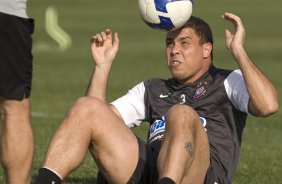 Ronaldo durante o treino desta tarde do Corinthians, realizado no CT do Parque Ecolgico do Tiete, zona leste da cidade. ; o prximo jogo do time ser amanh, quarta-feira, 02/09, contra o Santos, no Pacaembu, pelo returno do Campeonato Brasileiro 2009