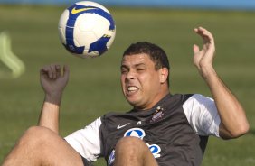 Ronaldo durante o treino desta tarde do Corinthians, realizado no CT do Parque Ecolgico do Tiete, zona leste da cidade. ; o prximo jogo do time ser amanh, quarta-feira, 02/09, contra o Santos, no Pacaembu, pelo returno do Campeonato Brasileiro 2009