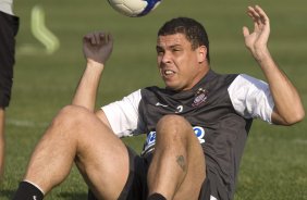 Ronaldo durante o treino desta tarde do Corinthians, realizado no CT do Parque Ecolgico do Tiete, zona leste da cidade. ; o prximo jogo do time ser amanh, quarta-feira, 02/09, contra o Santos, no Pacaembu, pelo returno do Campeonato Brasileiro 2009