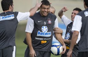 Ronaldo recebe petelecos durante o treino desta tarde do Corinthians, realizado no CT do Parque Ecolgico do Tiete, zona leste da cidade. ; o prximo jogo do time ser amanh, quarta-feira, 02/09, contra o Santos, no Pacaembu, pelo returno do Campeonato Brasileiro 2009