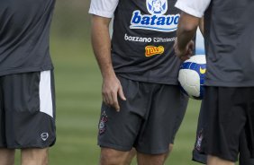 Ronaldo recebe petelecos durante o treino desta tarde do Corinthians, realizado no CT do Parque Ecolgico do Tiete, zona leste da cidade. ; o prximo jogo do time ser amanh, quarta-feira, 02/09, contra o Santos, no Pacaembu, pelo returno do Campeonato Brasileiro 2009