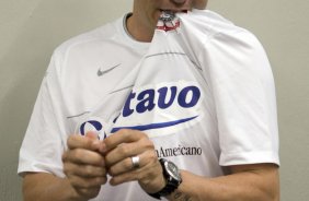 CORINTHIANS/SP X SANTOS/SP - Chicão nos vestiários antes da partida realizada esta noite no estádio do Pacaembu, zona oeste da cidade, válida pelo returno do Campeonato Brasileiro de 2009