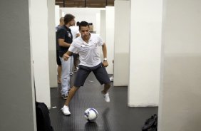 CORINTHIANS/SP X SANTOS/SP - Dentinho nos vestiários antes da partida realizada esta noite no estádio do Pacaembu, zona oeste da cidade, válida pelo returno do Campeonato Brasileiro de 2009