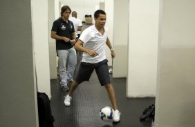 CORINTHIANS/SP X SANTOS/SP - Dentinho nos vestiários antes da partida realizada esta noite no estádio do Pacaembu, zona oeste da cidade, válida pelo returno do Campeonato Brasileiro de 2009