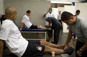 CORINTHIANS/SP X SANTOS/SP - Jogadores nos vestiários antes da partida realizada esta noite no estádio do Pacaembu, zona oeste da cidade, válida pelo returno do Campeonato Brasileiro de 2009