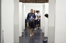 CORINTHIANS/SP X SANTOS/SP - Julio Cesar nos vestiários antes da partida realizada esta noite no estádio do Pacaembu, zona oeste da cidade, válida pelo returno do Campeonato Brasileiro de 2009
