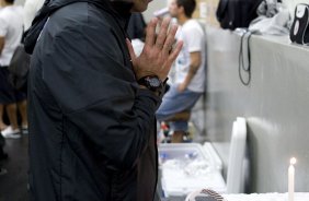 CORINTHIANS/SP X SANTOS/SP - O preparador de goleiros Mauri Lima rezando nos vestirios antes da partida realizada esta noite no estdio do Pacaembu, zona oeste da cidade, vlida pelo returno do Campeonato Brasileiro de 2009