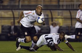 CORINTHIANS/SP X SANTOS/SP - em um lance da partida realizada esta noite no estdio do Pacaembu, zona oeste da cidade, vlida pelo returno do Campeonato Brasileiro de 2009