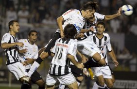 CORINTHIANS/SP X SANTOS/SP - em um lance da partida realizada esta noite no estdio do Pacaembu, zona oeste da cidade, vlida pelo returno do Campeonato Brasileiro de 2009