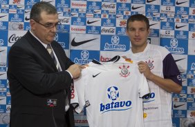 O volante Marcelo Mattos, ao lado do diretor Mario Gobbi, foi apresentado esta manhã antes do treino do Corinthians realizado esta manhã no Parque São Jorge, zona leste da cidade; o próximo jogo do time será dia 16/09, contra o Coritiba, no Couto Pereira, em Curitiba, pelo returno do Campeonato Brasileiro 2009